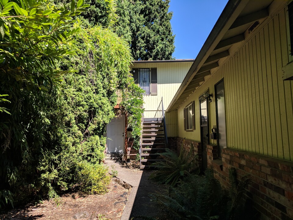 410 SE 19th Ave, Unit 2 in Portland, OR - Building Photo