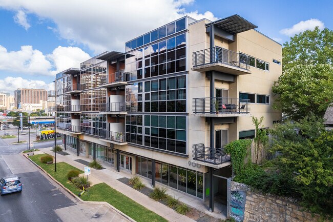 6th & Brushy in Austin, TX - Foto de edificio - Building Photo