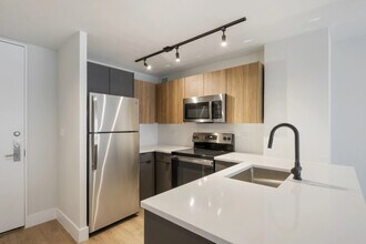 1 E Oak St in Chicago, IL - Building Photo - Building Photo