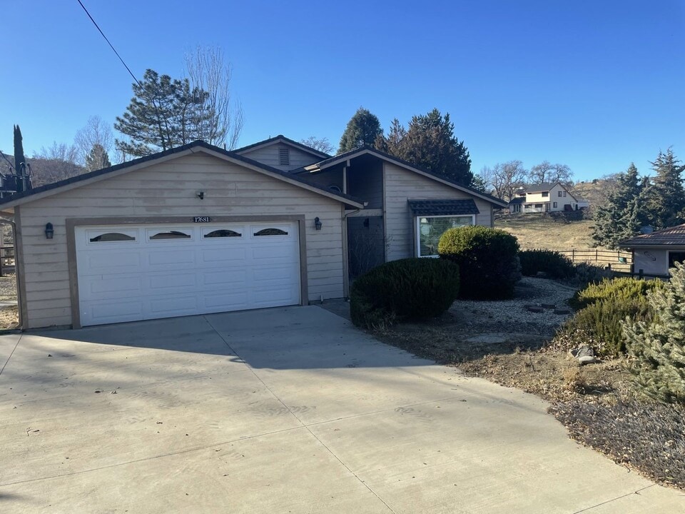 17681 Dike Ct in Tehachapi, CA - Building Photo