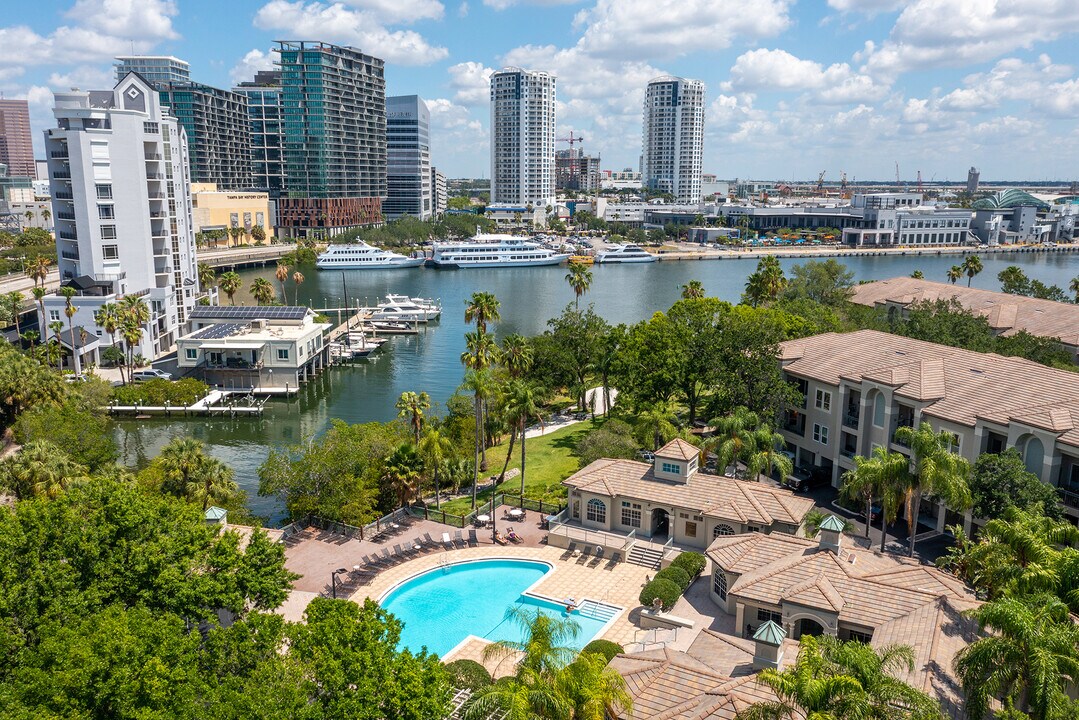 705 Mainsail Dr in Tampa, FL - Foto de edificio