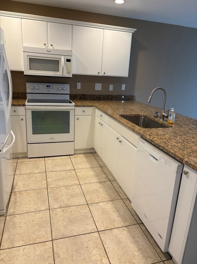 623 SE 13th Ter in Cape Coral, FL - Foto de edificio - Building Photo