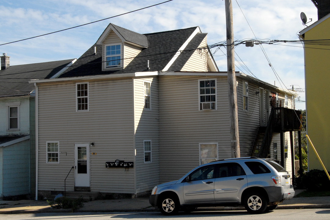 402 W Lincoln Hwy in Coatesville, PA - Building Photo