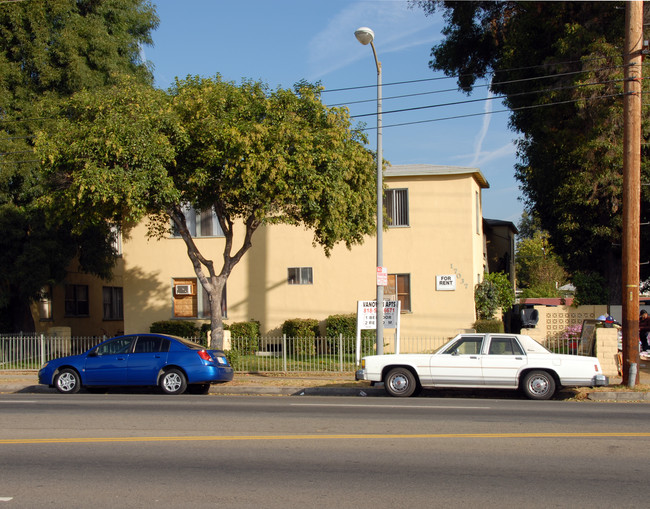 17043 Vanowen St in Van Nuys, CA - Building Photo - Building Photo