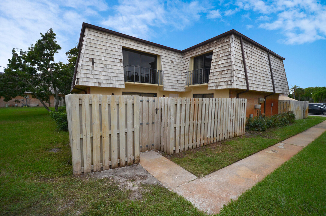 119 Lake Arbor Dr in Palm Springs, FL - Building Photo