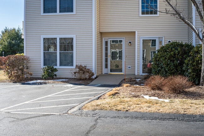 Sea Spray Condominiums in Niantic, CT - Building Photo - Building Photo