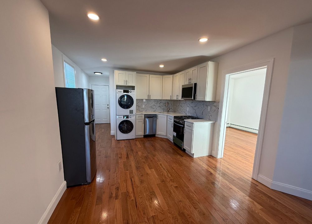 129 Orleans St, Unit 7 in Boston, MA - Building Photo