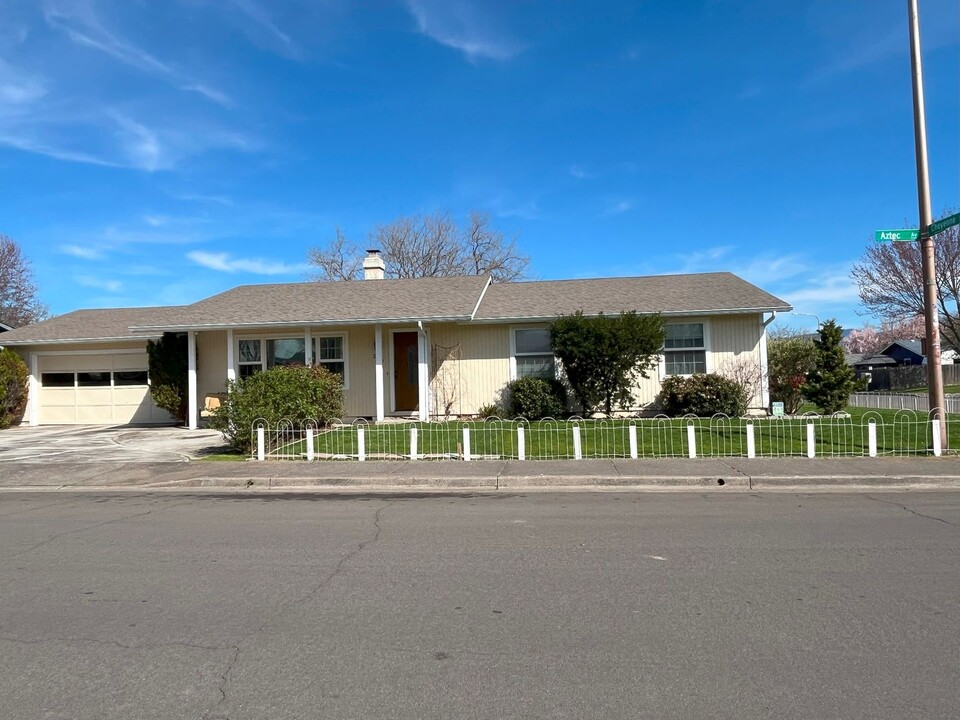 2570 Aztec Ave in Medford, OR - Building Photo