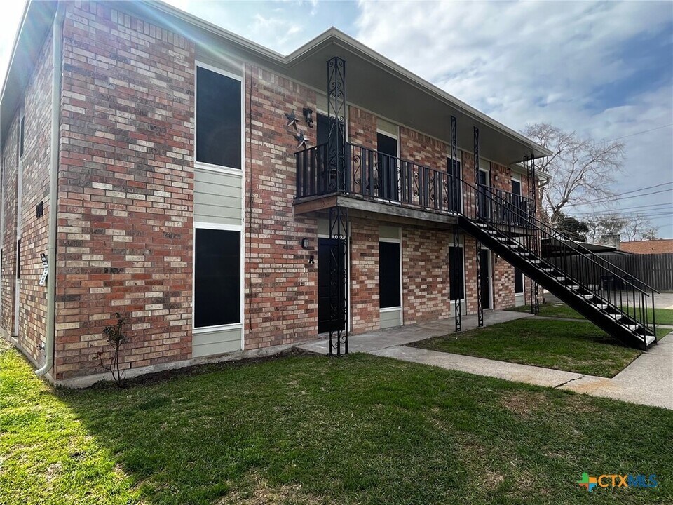 905 Simpson Rd in Victoria, TX - Building Photo