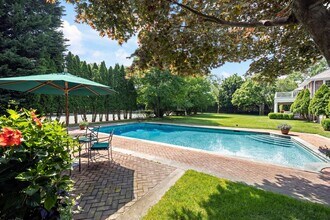 154 Captains Neck Ln in Southampton, NY - Building Photo - Building Photo