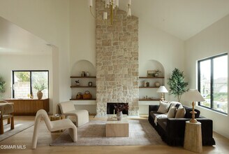 24005 Clarington Dr in Los Angeles, CA - Building Photo - Building Photo