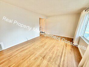 7512 Newton St in Overland Park, KS - Building Photo - Building Photo