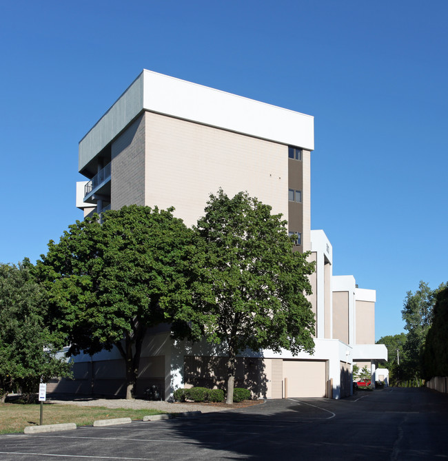 Fairways Condominium in Sylvania, OH - Foto de edificio - Building Photo