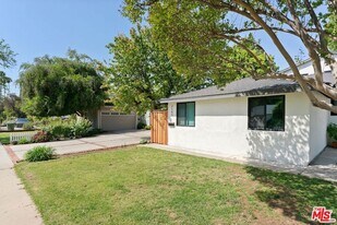 7103 Hatillo Ave in Los Angeles, CA - Building Photo