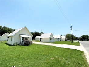 403 Free Timber Ln in Stockdale, TX - Building Photo - Building Photo