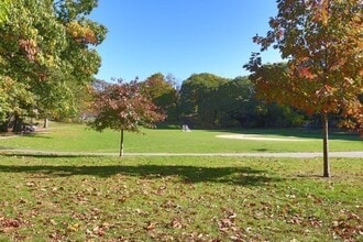 1811 Beacon St, Unit 2 in Brookline, MA - Foto de edificio - Building Photo