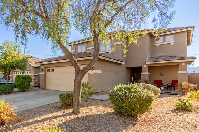 8212 S 74th Ave in Phoenix, AZ - Foto de edificio - Building Photo