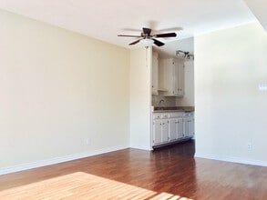 Petrol West in Paramount, CA - Foto de edificio - Building Photo