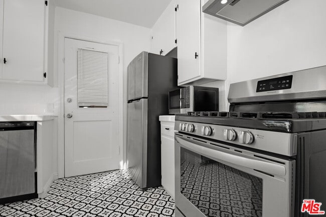 405-404 Shirley Pl in Beverly Hills, CA - Building Photo - Building Photo