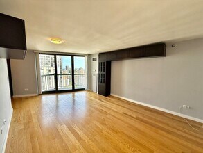 111 W Maple St, Unit 3007 in Chicago, IL - Building Photo - Building Photo