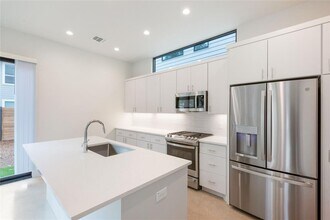 1116 Walton Ln in Austin, TX - Building Photo - Building Photo