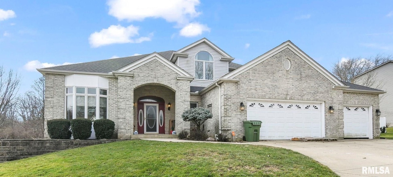 1906 Meadow Lake Ct in Mahomet, IL - Foto de edificio