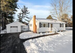 13 Centerville Dr in Salem, NH - Building Photo