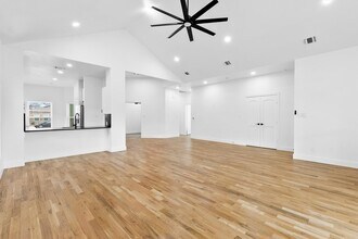 1812 Muncie Ave in Dallas, TX - Foto de edificio - Building Photo