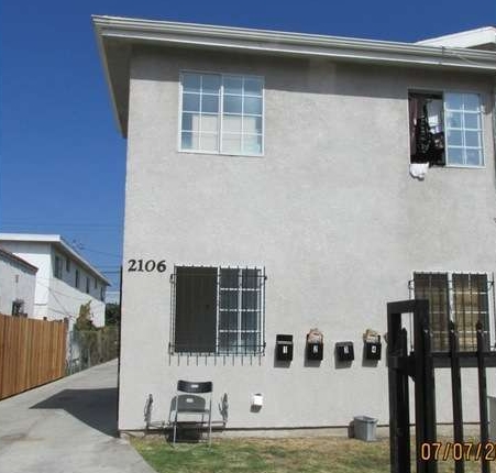 2106 S Ridgeley Dr in Los Angeles, CA - Building Photo