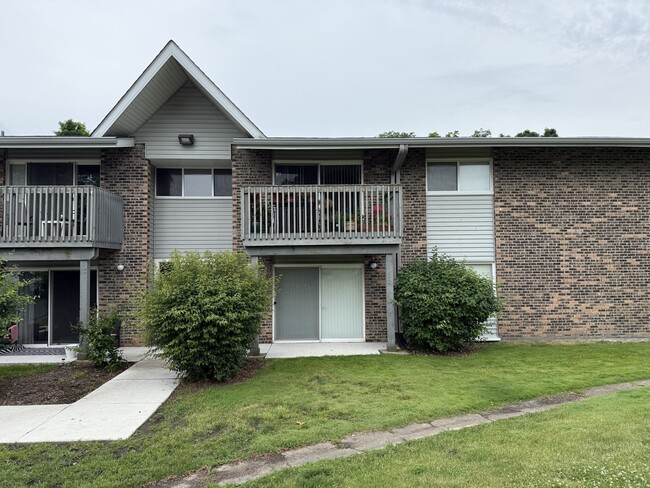 property at 16W525 Mockingbird Ln