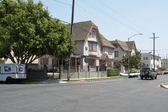 4858 Rosewood Ave in Los Angeles, CA - Building Photo - Building Photo