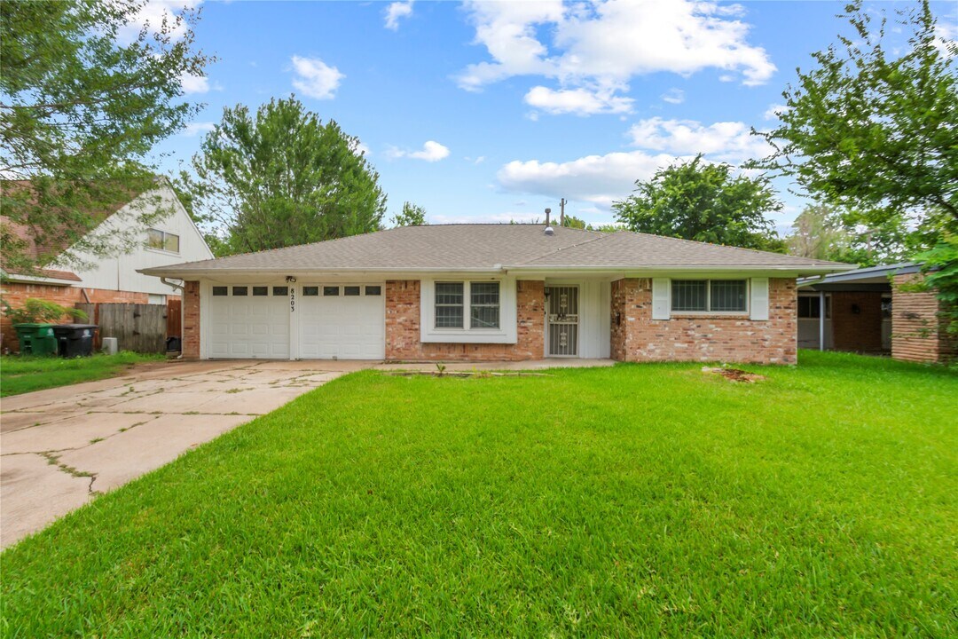 8203 Braes River Dr in Houston, TX - Building Photo