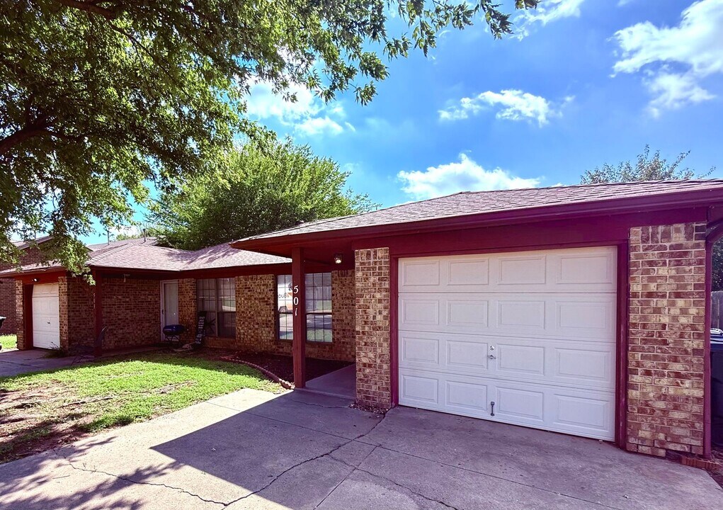 501 S Greengate Dr in Yukon, OK - Foto de edificio