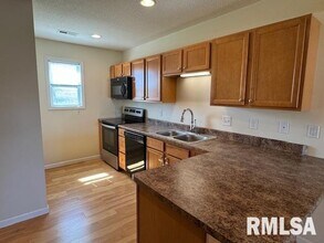 520 Prairie Meadow Dr in Blue Grass, IA - Building Photo - Building Photo