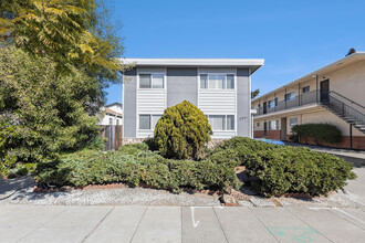 2241 Clinton Ave in Alameda, CA - Building Photo - Building Photo