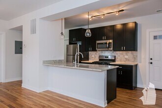 2211 W Eastwood Ave, Unit 2201-1W in Chicago, IL - Foto de edificio - Building Photo
