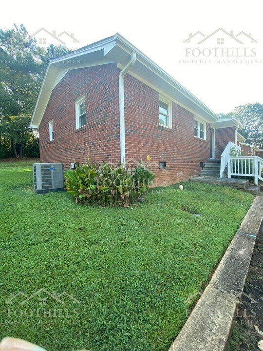 202 Kennemore St in Central, SC - Building Photo