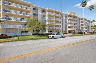 1200 N Shore Dr NE in St. Petersburg, FL - Building Photo