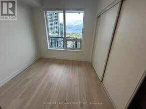 5105-5105 Hurontario St in Mississauga, ON - Building Photo - Building Photo