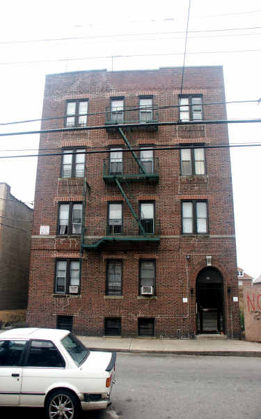 730 E 221st St in Bronx, NY - Foto de edificio