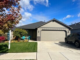 3045 NW Cedar Ave in Redmond, OR - Building Photo