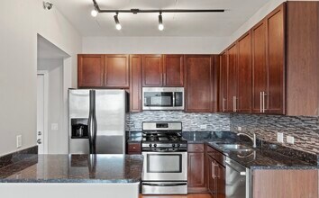 909 W Washington Blvd, Unit 1008 in Chicago, IL - Building Photo - Building Photo