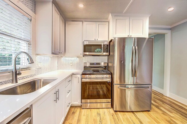 property at 1015 Margaret Pl NW