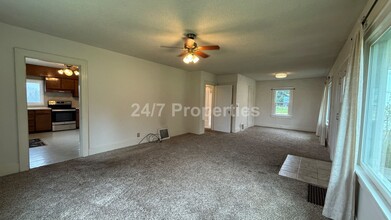 16636 S Hattan Rd in Oregon City, OR - Foto de edificio - Building Photo