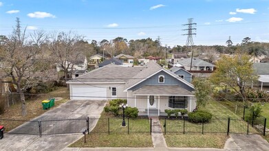 1401 Elm St in Baytown, TX - Building Photo - Building Photo