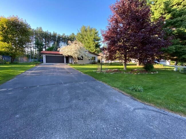 10591 E Pico Dr in Traverse City, MI - Building Photo - Building Photo