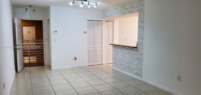 9715 Fontainebleau Blvd, Unit 302 in Miami, FL - Building Photo - Building Photo