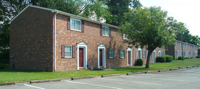 Branders Bridge Apartments in Colonial Heights, VA - Foto de edificio - Building Photo