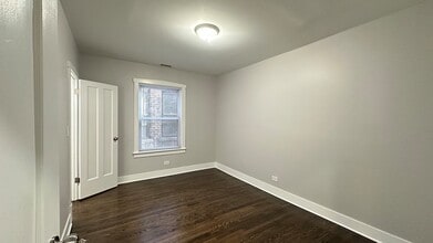 5224 N Bernard St, Unit 2 in Chicago, IL - Foto de edificio - Building Photo