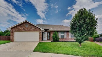 1300 Selborne Pl in Yukon, OK - Building Photo